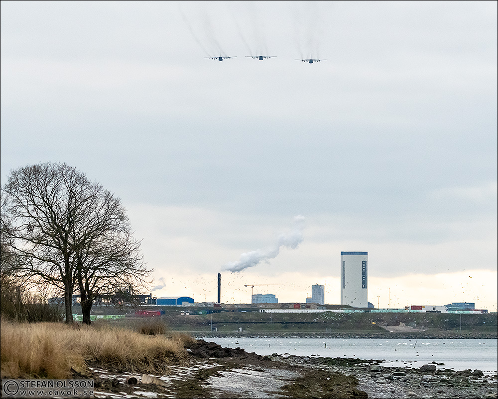 Tre Tp 84 Hercules flyger in över Malmö